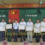 Đảng bộ xã Trung Sơn tổ chức lễ trao huy hiệu Đảng cho các đảng viên.